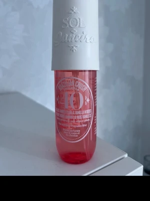Sol de Janeiro Brazilian Crush Mist - En body mist från Sol de Janeiro i doften Brazilian Crush Cheirosa 40. Flaskan är genomskinlig och rosa med vit text och vitt lock. Doften har inslag av svart bärnsten, plommon och vaniljträ. Perfekt för både kropp och hår.