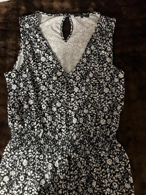 Byxdress  - En blommig byxdress med kortare byxben 