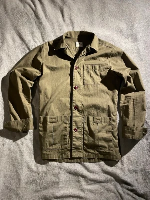 Olivgrön overshirt från John Henric - Tja! Jag säljer en fet John Henric overshirt 👌fina röda knappar och en bra passform. skicka gärna ett meddelande vid fundering 