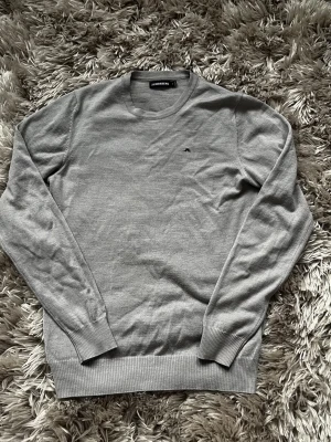 J.Lindeberg Merino Tröja - Tjena! Säljer nu denna J.Lindeberg Merino Tröjan. Storlek M - Skick 8/10 - Nypris på denna är 1400 och mitt pris 299, (pris kan diskuteras vid snabb affär). Hör gärna av er vid minsta fundering/fråga. MVH JL STORE