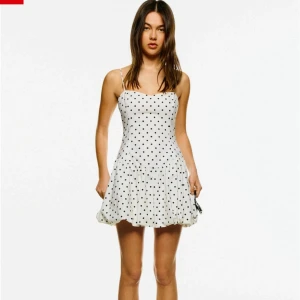 slutsåld prickig klänning - säljer den populära prickiga klänningen från bershka i M. Endast testad så prislapp kvar. Liten i storleken så passar mer som en S. Den är oxå ganska kort i längden