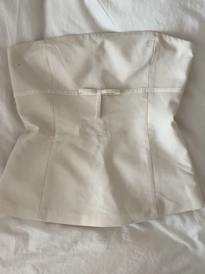 Beige axelbandslös tubtopp med rosett - Aldrig använd☺️☺️