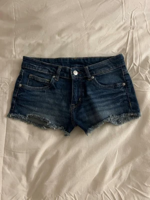Mörkblå jeansshorts - Snygga mörkblå jeansshorts från hm divided. Perfekta för varma dagar och enkla att matcha med olika toppar. Superbra skick, säljer för att de ej passar💕