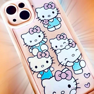 Rosa Hello Kitty mobilskal! - Sött rosa mobilskal med  Hello Kitty-motiv. Perfekt för att ge din telefon en gullig och lekfull stil. Passar IPhone 13/14/15. Nytt!
