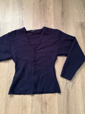 Ginatricot mörkblå tröja  - Fint skick , använd några få ggr 