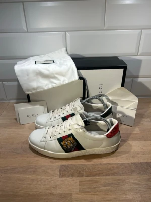 Gucci Ace Tiger - Gucci Ace med tiger mönster i mycket bra skick🐅| Storlek: 42,5 kan passa 43,5 | Ingår: Box, dust bag och kort🙌🏽| Vid frågor eller diskussion om pris är det bara att skriva✍🏼| Frakt inom 48h📦