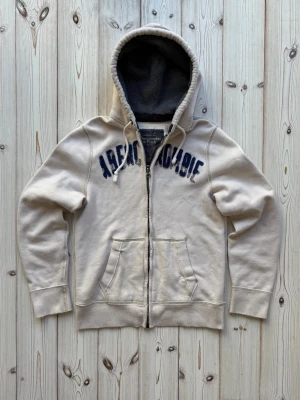 Abercrombie and fitch kofta (sällsynt) - Säljer nu denna riktigt snygga och unika vintage Abercrombie and fitch koftan i riktigt bra skick. Storlek:M/L. Pris: 849kr. Pris kan diskuteras vid snabb affär! Skriv vid frågor eller för mer bilder! 🤩