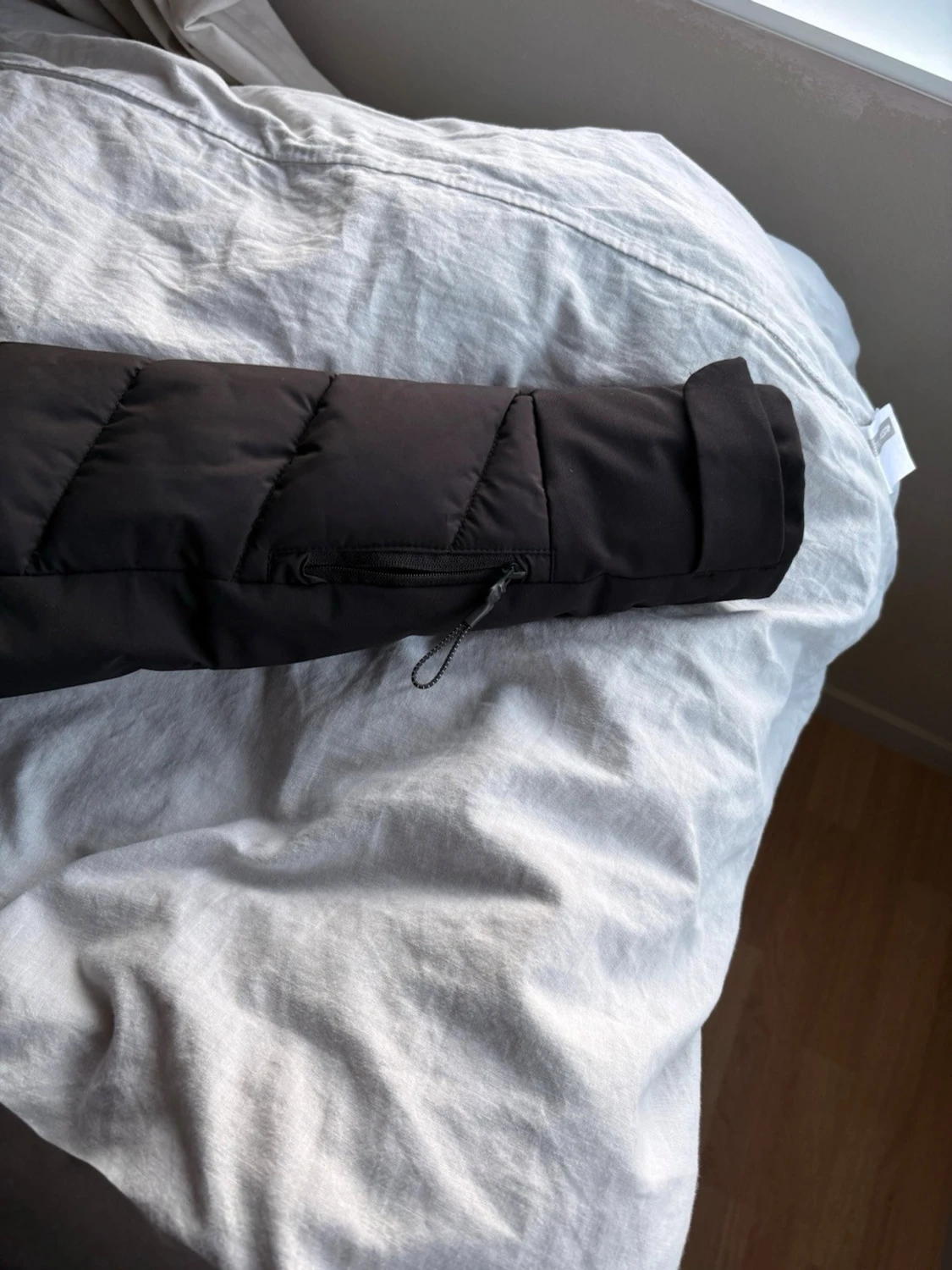 Svart dunjacka med huva - 1