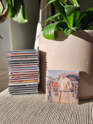 Kylskåpsmagnet med rolig Solsidan tema - A perfect gift for someone who likes Solsidan, Ove or just wants to make their fridge cool again. Available in size 50x50mm. All magnets are designed and handmade by me.  Materials used are a mix of new and second hand. Shopify: magnet-man-2.myshopify.com Insta: magnet.man_  /Magnet man