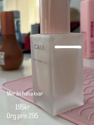 CAIA That Dewy Look  - Primer? från CAIA i modellen That Dewy Look. Kommer i en frostad, fyrkantig glasflaska med ljusrosa pump och lock. Ger en naturligt glowig finish och är enkel att applicera. Snygg och stilren design som känns lyxig på sminkbordet.
