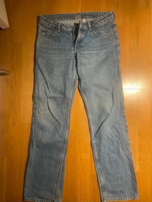 Ljusblå raka jeans - Lågmidjade raka jeans från Weekday, det är bra skick och i storlek 27/32