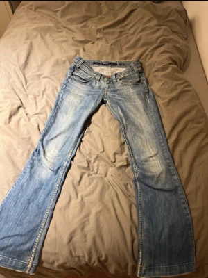 Lågmidjade jeans  - Blå Lågmidjade bootcut jeans från miss sixty💗💗 Jätte snygga men säljer då de inte passar mig!! Storlek 27/26, de är uppsprättade lite längst ner så därav lite slitet längst ner. Bara att skriva om det finns några frågor!