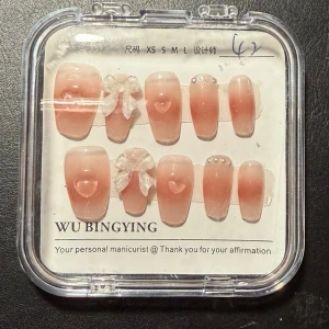 Rosa press on naglar med rosetter och pärlor - obs två pärlor saknas🩷🩷