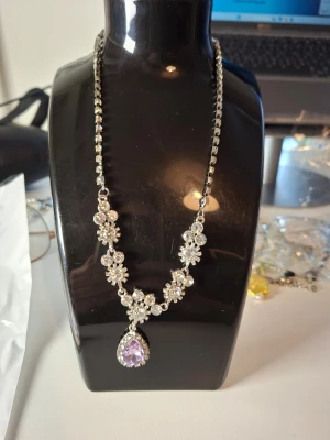 Gnistrande halsband med lila droppe - Överge samlingen, utförsäljning till låga priser