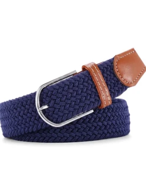 Mörkblått flätat bälte med läderdetaljer - Snyggt mörkblått flätat bälte med silverfärgat spänne och bruna läderdetaljer vid spännet och änden. Bältet har en flexibel och stretchig design som gör det bekvämt att bära. Perfekt för att lyfta vilken outfit som helst.