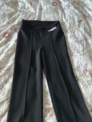 Svarta finbyxor - Svarta kostymbyxor/finbyxor från märket Yosara i storlek S. Nya med prislapp. Raka ben, midwaist (lite kortare framtill). 