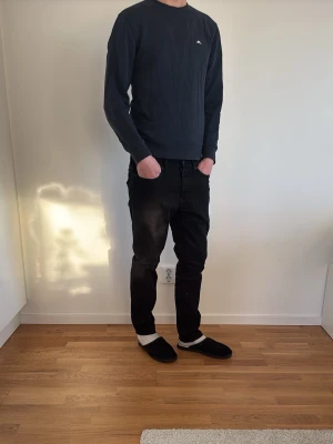 Marinblå J.Lindberg - Tja, säljer en svin fet J.Lindberg tröja i mycket bra skick för en liten slant, skriv vid minsta funderingar. Jag är 177cm lång och den sitter lite kort på mig.‼️