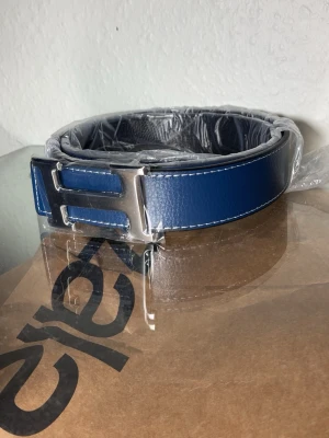 H- Bälte Blå - Säljer ett riktigt snyggt! H-bälte i blå, nytt skick! 110cm
