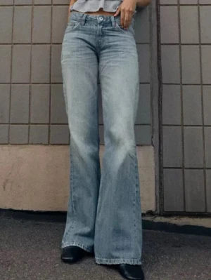 Ljusblå utsvängda jeans - Prislappen sitter kvar 