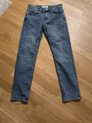Jeans från only and sons - ljusblåa snygga jeans från zalando. dom passa inte mig och är använd 1 gång, då jag prova dom. nypris: 450
