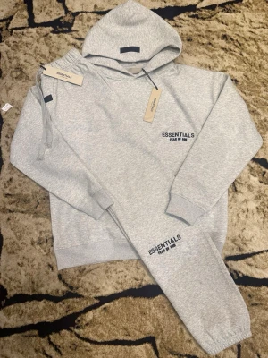 Essentials Set 😴‼️ - Väldigt snygg och perfekt för vintern om man vill vara varm medans man är stilig, först till kvarn!