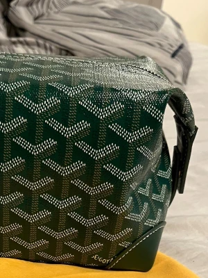 Grön necessär  - Snygg grön necessär. Väskan har en rektangulär form och är tillverkad i tåligt canvasmaterial med detaljer i läder. Perfekt för att organisera småsaker eller använda som sminkväska. Kom privat för hela bilder då plick tar bort annonsen annars