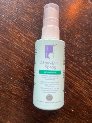 After-Birth Spray Intimate Care - Använd få tal gånger. After-Birth Spray från Multi-Mam är en intimvårdsspray i vit plastflaska med spraymunstycke. Produkten är parfymfri och framtagen för att lugna och skydda huden efter förlossning. Flaskan har en enkel, stilren design med blå och gröna detaljer.