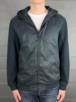 Massimo dutti cardigan - Massimo dutti cardigan | Färg: Grönblå | Storlek: XL, sitter som L | Skick: Mycket bra, fläck vid taggen annars bra. | Hör av dig vid frågor och funderingar! 