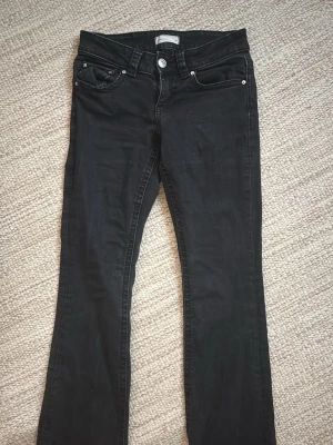 Svarta bootcut jeans - Svarta Lågmidjade bootcut jeans ifrån Gina i storlek 36, passar mig som är 165 perfekt i längden. Bra skick och hör av er vid frågor osv💓