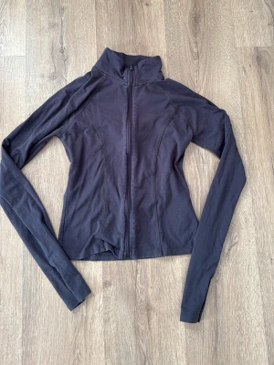 Ginatricot träningströja mörkgrå  - Bra skick! Ser blå lila ut på bilden men i verkligheten är den grå 