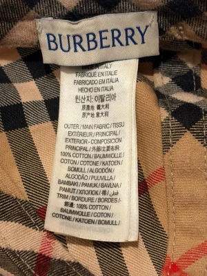 Burberry rutig keps i bomull - Säljer en klassisk rutig keps från burberry, den har används en sommar. Enkel att matcha kepsen med en outfit. Givetvis äkta, köpt från farfetch för 3600 kronor. Inga byten bara seriösa köpare. Priset är ej hugget i sten!