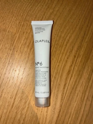 Olaplex No.6 Bond Smoother 20ml - Olaplex No.6 Bond Smoother är en vit leave-in stylingkräm i en smidig tub på 20 ml. Produkten stärker, återfuktar och minskar friss i håret upp till 72 timmar. Perfekt att ha med i väskan för snabb touch-up.