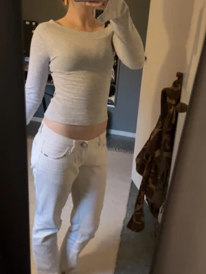 Grå långärmad topp - Grå tight topp från Gina tricot som får för lite användning. Använd kanske en gång och har inga tecken på användning 