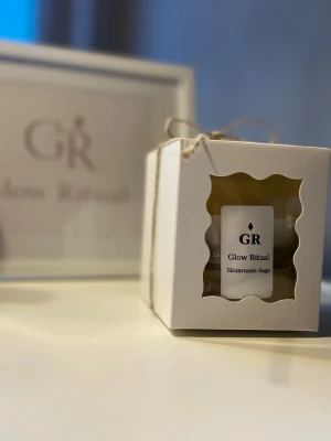 Skimrande Saga - Glow Ritual - Skaka den… och låt skimret dansa. 🤍 Glow Ritual – Skimrande Saga har rörligt glitter i botten som glittrar som en liten snöglob när du rör den. Mys, magi och glow i ett. ✨🕯️ 