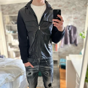 Massimo dutti Lädercardigan  - Mycket bra skick, en defekt vid magfickan se bild 6! Storlek L sitter som M  och passar dig som är mellan 175-185cm ungefär. Nypris ca 2500kr. Modellen är 185 cm, 75kg. Passar bra nu till våren! Skriv för mer information!