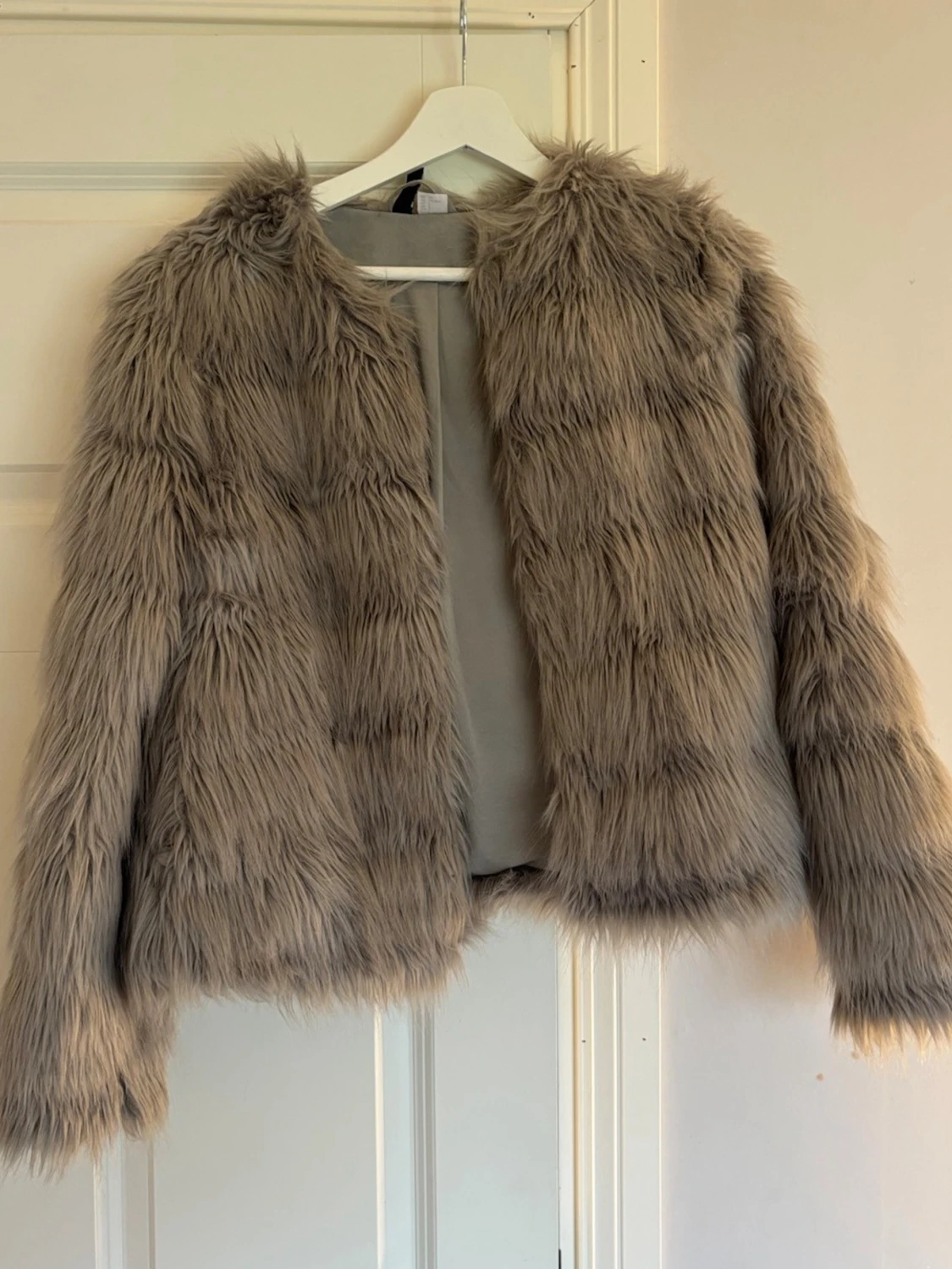 Beige fuskpälsjacka med lång lugg
