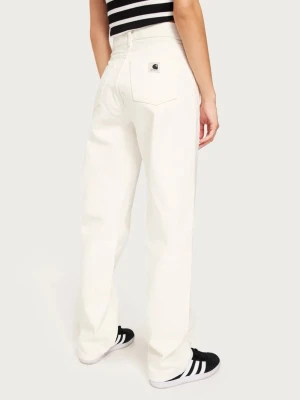 Vita raka jeans från Carhartt - Säljer ett par vita raka jeans från Carhartt med klassisk femficksdesign och hög midja. Jeansen har en avslappnad passform och är tillverkade i kraftig denim. Perfekta för en clean och stilren look.