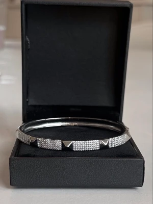 Spike bracelet  - Armbandet  är aldrig använd och 100 % rost- och nickelfri. Den är justerbar och passar därför alla! Hör gärna av dig om du har några frågor ☺️