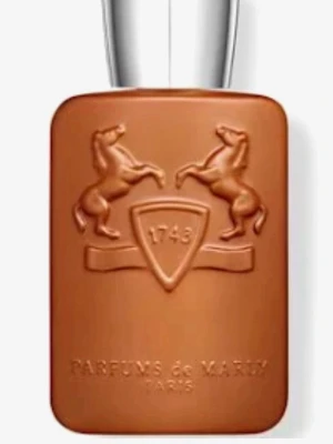 Parfums de Marly Althaïr Eau de Parfum - Althaïr från Parfums de Marly är en lyxig parfym i en brun, matt flaska med silverfärgad kork. Flaskan har två upphöjda hästar och ett emblem med årtalet 1743. Doften är elegant och exklusiv, perfekt för dig som vill sticka ut.