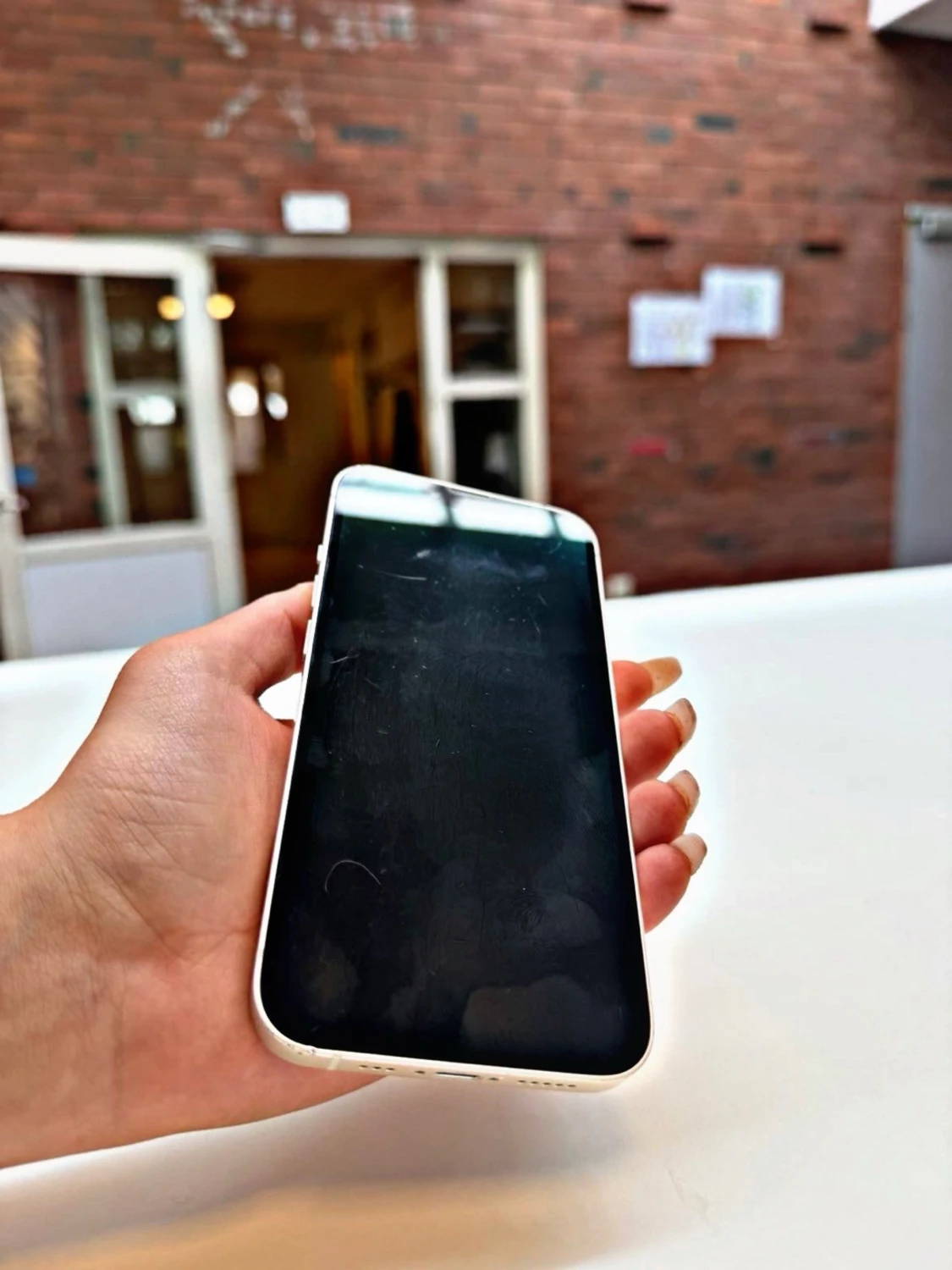 Vit iPhone med glasbaksida