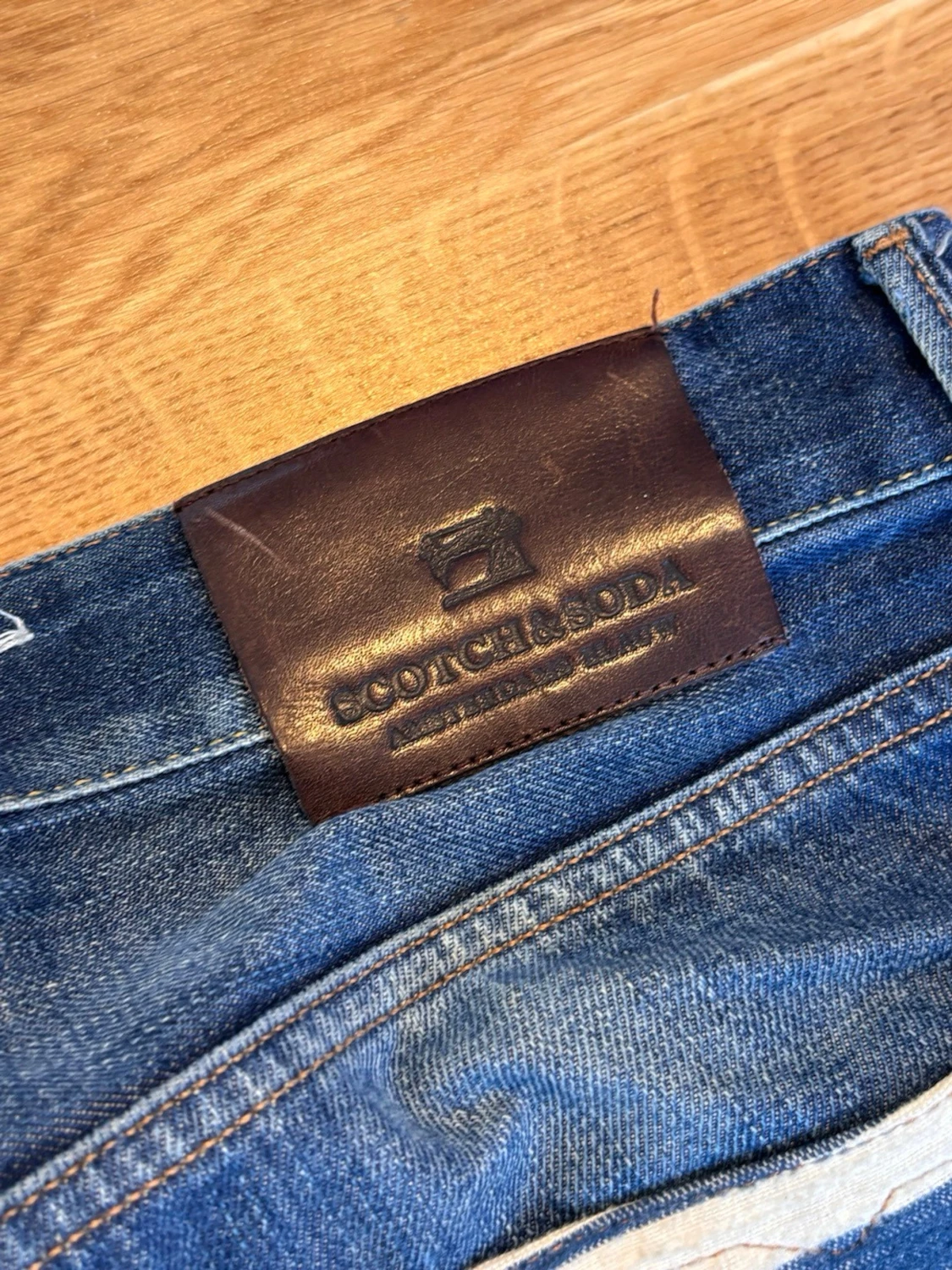 Blåa jeans distressed med randig bakficka - 4