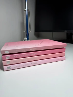 BTS Map of the Soul: complete Persona album  - Fyra rosa album från BTS Map of the Soul: Persona-serien. Innehåller bilder, fotokort och filmremsa. Aldrig använt, praktiskt taget nytt skick. CD-skiva ingår i alla albumböcker.