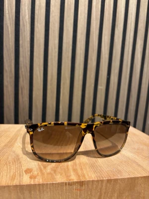 Ray-Ban solglasögon  - Snygga Ray-Ban solglasögon med leopardmönstrad båge i brunt och gult.