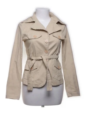 Trenchcoat / safarijacka - Finns ett litet hål på höger axel!!, annars bra skick! Säljer då den är för liten för mig🫶🏼pris kan absolut diskuteras!