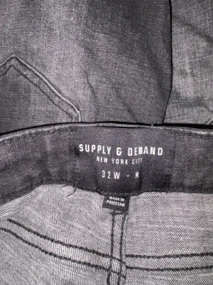 Svarta jeans från Supply & Demand - Säljer ett par svarta jeans från Supply & Demand New York City. Klassisk femficksmodell med raka ben och diskreta sömmar. Jeansen har en stilren look och är tillverkade i ett mjukt denimtyg. Perfekta för dig som gillar en enkel men trendig stil.