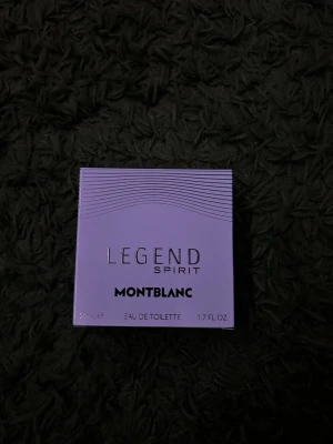 Montblanc Legend Spirit Eau de Toilette - Montblanc Legend Spirit Eau de Toilette i en stilren vit och silverfärgad flaska på 50 ml. Parfymen kommer i en matchande ask med modern design och tydlig logotyp. Perfekt för dig som gillar fräscha och eleganta dofter.
