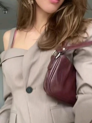 Brun kavaj med smala ränder❤️ Nypris 70€! - Säljer en brun kavaj med smalrandigt mönster och bred krage😍. Kavajen har en svart knapp framtill och två fickor. Materialet ser ut lyxig. Perfekt för dig som gillar en avslappnad och trendig stil😘☀️ Aldrigt använt! Passar bäst storlek S. Nypris 70€, har varit länge slutsåld! 