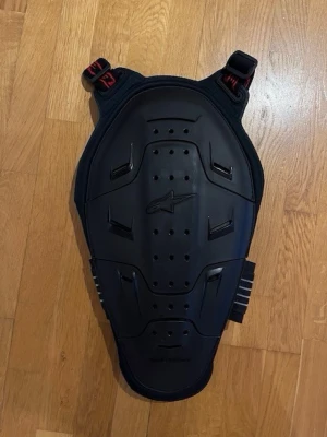 Ryggskydd Alpinestars Bionic Barn/junior - Ryggskydd från Alpinestars modell Bionic för barn/junior. Passar tex för MC, motocross, snowboard mm. Nyskick.