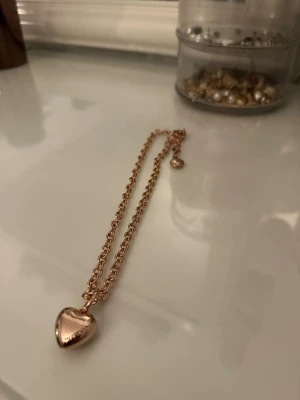 SNÖ of Sweden halsband - Säljer ett snyggt halsband från SNÖ of Sweden med hjärthänge. Sparsamt använd i fint skick. Nypris runt: 450kr