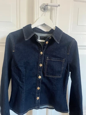 Figursydd topp  - Figursydd topp/jeans jacka ifrån Zara. Aldrig använd och prislappen på! Storlek M men passar S bra med. 